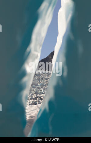 All'interno di un 'turqoise' blu glaciale di formazione di ghiaccio, con una vista al ghiacciaio al di là su Fox Glacier - Nuova Zelanda Foto Stock