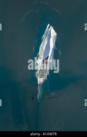 All'interno di un 'turqoise' blu glaciale di formazione di ghiaccio, con una vista al ghiacciaio al di là su Fox Glacier - Nuova Zelanda Foto Stock