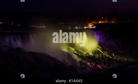 Illumina le Cascate del Niagara sul confine Ontario fiume tra gli Stati Uniti e il Canada Ontario in inverno tempo di notte Foto Stock