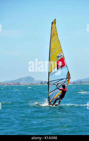 Buzios, Brasil - Febbraio 24, 2013: windsurf in chiaro e di acque calme di Buzios. Foto Stock