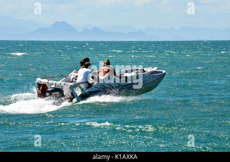 Buzios, Brasile - 24 Febbraio 2013: Turisti in acqua taxi nella località di Buzios. Mezzi di trasporto molto utilizzato per raggiungere le varie spiagge. Foto Stock