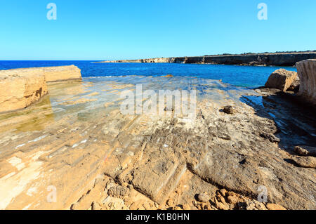 Pietra di strutture geologiche su Massolivieri estate mare costa (Siracusa, Italia) Foto Stock