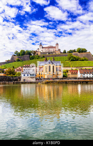 I punti di riferimento e le destinazioni più popolari in Germania - la medievale città di Wurzburg, visualizzare con citadel e vigneti Foto Stock