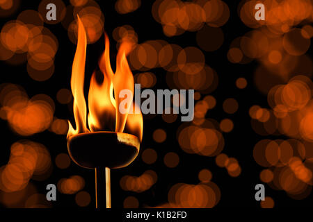 Immagine ravvicinata di bruciare torce fiammeggianti. Foto Stock