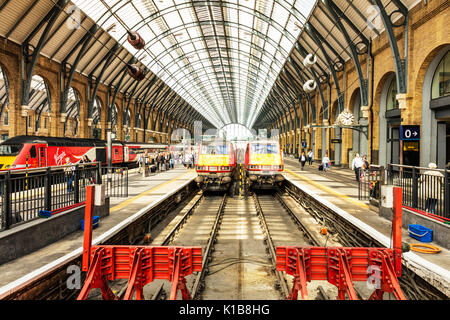 All'interno di kings cross rail station Londra uk, kings cross LONDON REGNO UNITO Inghilterra, kings cross london, LONDON REGNO UNITO Inghilterra, all'interno di treni, stazione, stazione ferroviaria Foto Stock