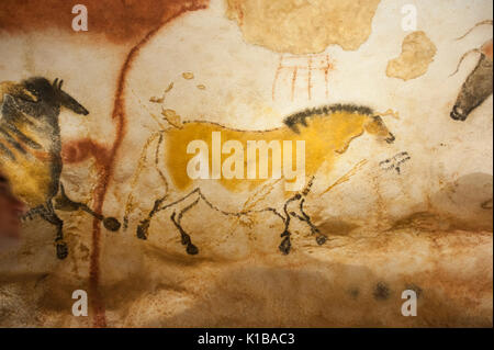 Pitture rupestri preistoriche di cavallo selvaggio, (dun cavallo), Lascaux IV grotte, Perigord, Montignac, Dordogne, Francia Foto Stock