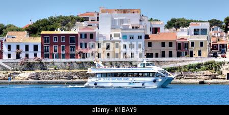 Barca con fondo di vetro per Mahón Menorca Minorca spagna Foto Stock