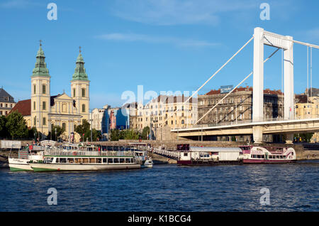 Budapest, Ungheria - 10 Giugno 2017 : centro città vista da una nave da crociera su fiume Danubesky Foto Stock