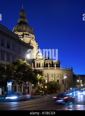 Budapest, Ungheria - 10 Giugno 2017 : il traffico di notte accanto alla chiesa di Santo Stefano basilica Foto Stock