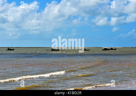 Piccolo peschereccio in mare calmo di Porto Seguro, Bahia, Brasile. Foto Stock