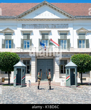 Budapest, Ungheria - 12 Giugno 2017 : vista anteriore di Sàndor Palace, la residenza ufficiale del Presidente della Repubblica di Ungheria. Il palazzo è situato a Buda, Foto Stock