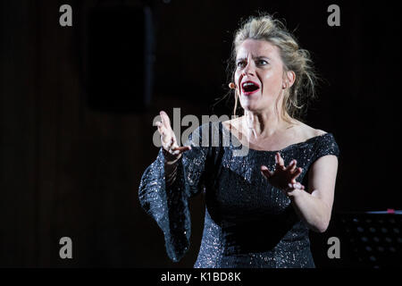 Duisburg, Germania. Il 22 agosto 2017. Nella foto: Caroline Peters. Prova generale del mondo Ruhrtriennale premiere Kein Licht, un Thinkspiel da Philippe Manoury e Nicolas Stemann. Adattato dal gioco dello stadio "Kein Licht.' di Elfriede Jelinek. Le prestazioni eseguite al Gebläsehalle a Landschaftspark Nord in Duisburg dal 25 agosto al 3 settembre 2017. Attori: Caroline Pietro e Niels Bormann, cantanti d'Opera: Christina Daletska, Lionel Peintre, Sarah Sun e Olivia Vermeulen. *** Solo per uso editoriale in connessione con il reporting Ruhrtriennale *** Foto Stock