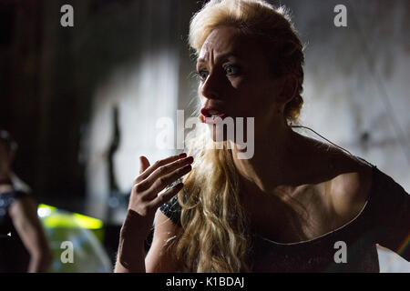 Duisburg, Germania. Il 22 agosto 2017. Nella foto: Sarah Sun. Prove abito della Ruhrtriennale premiere mondiale Kein Licht, un Thinkspiel da Philippe Manoury e Nicolas Stemann. Adattato dal gioco dello stadio "Kein Licht.' di Elfriede Jelinek. Le prestazioni eseguite al Gebläsehalle a Landschaftspark Nord in Duisburg dal 25 agosto al 3 settembre 2017. Attori: Caroline Pietro e Niels Bormann, cantanti d'Opera: Christina Daletska, Lionel Peintre, Sarah Sun e Olivia Vermeulen. *** Solo per uso editoriale in connessione con il reporting Ruhrtriennale *** Foto Stock