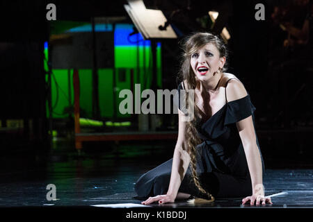 Duisburg, Germania. Il 22 agosto 2017. Nella foto: Christina Daletska. Prova generale del mondo Ruhrtriennale premiere Kein Licht, un Thinkspiel da Philippe Manoury e Nicolas Stemann. Adattato dal gioco dello stadio "Kein Licht.' di Elfriede Jelinek. Le prestazioni eseguite al Gebläsehalle a Landschaftspark Nord in Duisburg dal 25 agosto al 3 settembre 2017. Attori: Caroline Pietro e Niels Bormann, cantanti d'Opera: Christina Daletska, Lionel Peintre, Sarah Sun e Olivia Vermeulen. *** Solo per uso editoriale in connessione con il reporting Ruhrtriennale *** Foto Stock