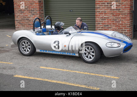 Un uomo di dare lezioni ad un autista in una Ginetta G20 auto a Croft Autodromo,North Yorkshire, Inghilterra, Regno Unito Foto Stock