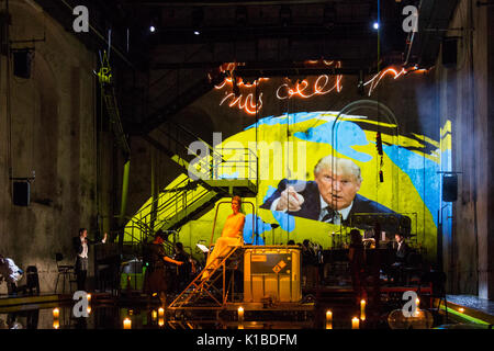 Duisburg, Germania. Il 22 agosto 2017. Nella foto: Olivia Vermeulen. Prova generale del mondo Ruhrtriennale premiere Kein Licht, un Thinkspiel da Philippe Manoury e Nicolas Stemann. Adattato dal gioco dello stadio "Kein Licht.' di Elfriede Jelinek. Le prestazioni eseguite al Gebläsehalle a Landschaftspark Nord in Duisburg dal 25 agosto al 3 settembre 2017. Attori: Caroline Pietro e Niels Bormann, cantanti d'Opera: Christina Daletska, Lionel Peintre, Sarah Sun e Olivia Vermeulen. *** Solo per uso editoriale in connessione con il reporting Ruhrtriennale *** Foto Stock