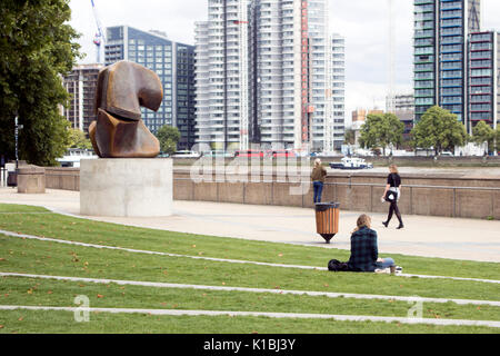 La scultura al Riverside Walk giardini, dal fiume Tamigi, Millbank, London, England Foto Stock