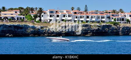 Speedboat lasciando Mahón Menorca Minorca spagna Foto Stock