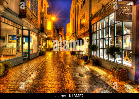 Città di Dartmouth, Inghilterra. pittoresca vista notturna di arte e negozi al dettaglio in Dartmouth's foss street. Foto Stock