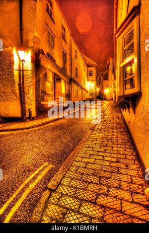 Città di Dartmouth, Inghilterra. pittoresca vista notturna di dartmouth's Smith Street su un umido inverni di sera. Foto Stock