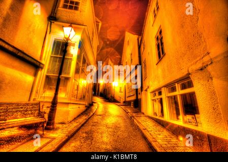 Città di Dartmouth, Inghilterra. pittoresca vista notturna di dartmouth's Smith Street su un umido inverni di sera. Foto Stock