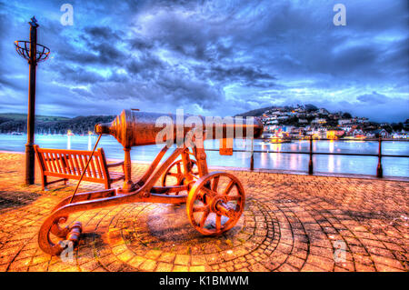 Città di Dartmouth, Inghilterra. Un antico cannone in Dartmouth sul lungomare con il fiume Dart e kingswear in background. Foto Stock