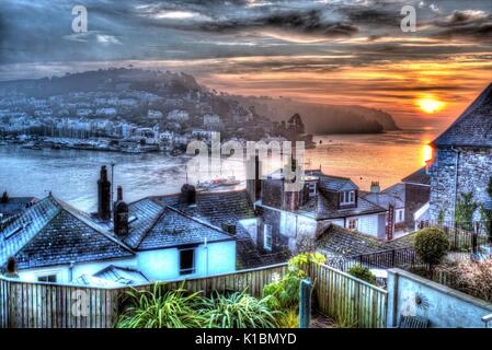 Città di Dartmouth, Inghilterra. elevato sunrise vista sul tetto di dartmouth e il fiume Dart, con kingswear in background. Foto Stock