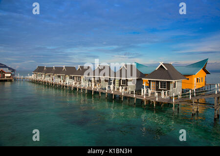 Bungalows turistica oltre l'oceano a Billabong Dive Resort, Mabul Island Foto Stock