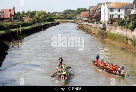 I concorrenti in dragon boat race fino al fiume Arun in Arundel, West Sussex, durante il Festival di Arundel 2017 come i britannici godono di alti di predizione di 27C (81F) dopo un umido e fresco Agosto. Foto Stock