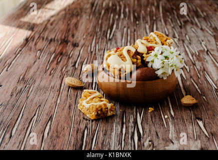 I cookie di cereali con appeles e i dadi su un tavolo di legno Foto Stock