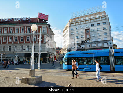 Zagabria, Croazia - 14 luglio 2017. Street view con tram blu nella centrale piazza Jelacica a Zagabria, top attrazione per molti turisti nella capitale Foto Stock