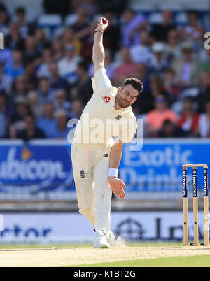 L'Inghilterra del James Anderson bocce durante il giorno due della seconda prova Investec corrispondono a Headingley, Leeds. Stampa foto di associazione. Picture Data: Sabato 26 Agosto, 2017. Vedere PA storia CRICKET Inghilterra. Foto di credito dovrebbe leggere: Nigel francese/filo PA. Restrizioni: solo uso editoriale. Nessun uso commerciale senza il previo consenso scritto da parte della BCE. Immagine ancora utilizzare solo. Assenza di immagini in movimento per emulare broadcast. Non rimuovere od oscurare del logo dello sponsor. Foto Stock