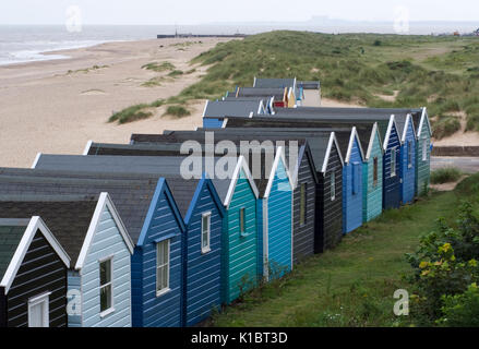 Spiaggia di capanne su Southwold Beach guardando verso Sizewell, Suffolk, Inghilterra Foto Stock