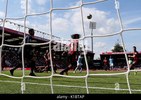 Manchester City's Raheem Sterling punteggi il suo lato del secondo obiettivo durante il match di Premier League alla vitalità Stadium, Bournemouth. Foto Stock