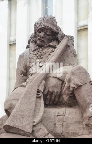 In occasione del centenario della battaglia di Passchendaele, fango soldato scultura, sul display a Londra'sTrafalger Square per artista Damian Van der Velden, Erode come l'acqua cade, che simboleggia le condizioni nelle trincee che i soldati hanno dovuto sopportare. Dotato di: fango soldato scultura dove: Londra, Regno Unito quando: 26 lug 2017 Credit: Howard Jones/WENN.com Foto Stock