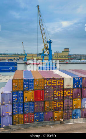 Contenitori impilati fino a Hull docks Foto Stock