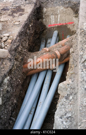 Scozia - fibra di comunicazioni a banda larga essendo installato sotto le strade del XVIII secolo, la città di Kelso Foto Stock