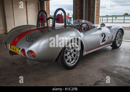 Ginetta G20 auto parcheggiate fino al circuito di Croft, Dalton-su-Tees, North Yorkshire, Inghilterra, Regno Unito Foto Stock