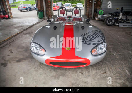 Ginetta G20 auto parcheggiate fino al circuito di Croft, Dalton-su-Tees, North Yorkshire, Inghilterra, Regno Unito Foto Stock