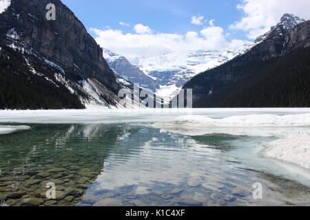 Lousie del lago e delle montagne n Banff National par, Alberta Canada Foto Stock