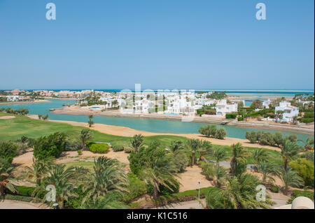 Vista aerea più grande laguna con Luxury Waterfront Villa residences in tropical resort costiero città Foto Stock