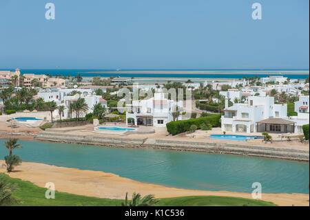 Vista aerea più grande laguna con Luxury Waterfront Villa Residence con piscina in tropical resort costiero città Foto Stock