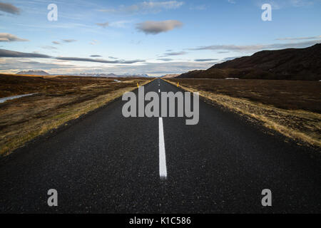 Strada nella luce della sera vicino Krafla, Islanda Foto Stock