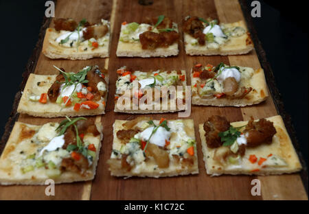 Mini pizza antipasti sul tagliere di legno Foto Stock