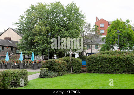 Controverso spazio verde parco contrassegnato per la pavimentazione di riqualificazione oltre al Jacksons Lane a Carmarthen, Carmarthenshire, Wales UK KATHY DEWITT Foto Stock