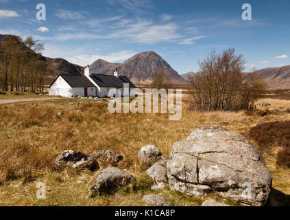 Black Rock Cottage e la Buchaille Etive Mor montagna, Glencoe, Scotland, Regno Unito Foto Stock