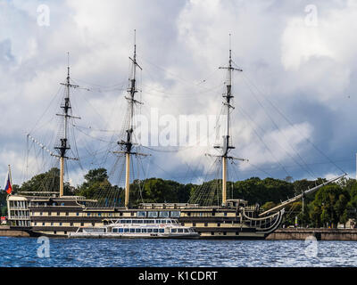 Il servizio STS (addestramento alla vela di nave) Mir è un russo Three-Masted, Full-Rigged Veliero, registrati a San Pietroburgo, Russia. Il Mir ancorato in Neva R Foto Stock