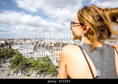 La donna gode di vista su Parigi Foto Stock