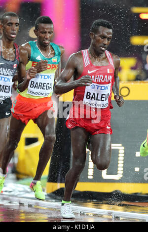 Birhanu BALEW (Bahrain), Selemon BAREGA (Etiopia) concorrenti negli uomini del 5000m 2 di calore al 2017, IAAF Campionati del Mondo, Queen Elizabeth Olympic Park, Stratford, Londra, Regno Unito. Foto Stock