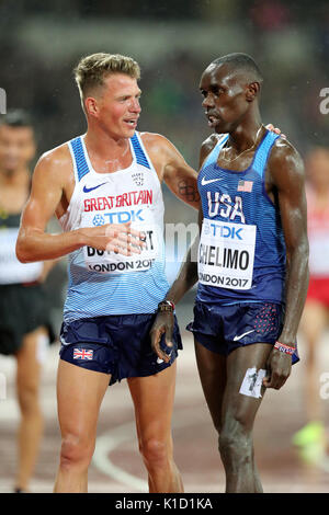 Paolo Kipkemoi CHELIMO (Stati Uniti d'America), Andrew BUTCHART (Gran Bretagna) concorrenti negli uomini del 5000m 2 di calore al 2017, IAAF Campionati del Mondo, Queen Elizabeth Olympic Park, Stratford, Londra, Regno Unito. Foto Stock